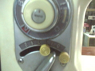 ขายจักรเย็บผ้ารุ่นเก่าทรงคลาสสิคสภาพดีพร้อมโต๊ะ