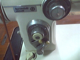 ขายจักรเย็บผ้ารุ่นเก่าทรงคลาสสิคสภาพดีพร้อมโต๊ะ