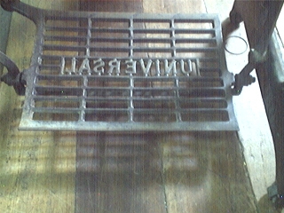 ขายจักรเย็บผ้ารุ่นเก่าทรงคลาสสิคสภาพดีพร้อมโต๊ะ