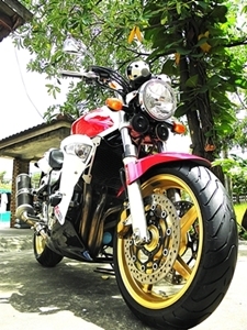 ขอขายด่วนอยากเปลี่ยนเเนวเเล้ว CB 1300 ปี 2005 สรรรพสามิต เเต่ง