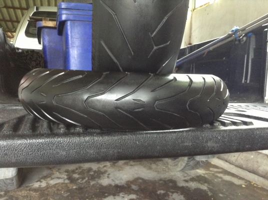 ขายยางมือ2ดอกเต็มปลายปี2011PIRELLI 1คู่ ยางหน้าANGEL 120/70/17 ยางหลังROSSO2 190/50/17