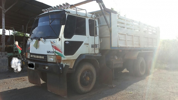 ขาย10ล้อ2พลาดั๊ม "ไอ้หลงสายฟ้า 195" MITSU FN527M-A เครื่อง6D16 195HP เครื่องเดิมๆ แรงดี ไม่หลวม เกียร์ 10สปีด ช่วงล่างแน่นคัสซีดีสวยไม่ผุไม่ดาม กระบะดั๊มเหล็กKAC สภาพดี พื้นดีข้างดีมีผุนิดหน่อย เบรคเล็ก สาแหรกตรง ยางสวย10เส้น หัวสวยบางภายในคอนโซ