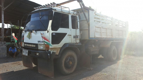 ขาย10ล้อ2พลาดั๊ม "ไอ้หลงสายฟ้า 195" MITSU FN527M-A เครื่อง6D16 195HP เครื่องเดิมๆ แรงดี ไม่หลวม เกียร์ 10สปีด ช่วงล่างแน่นคัสซีดีสวยไม่ผุไม่ดาม กระบะดั๊มเหล็กKAC สภาพดี พื้นดีข้างดีมีผุนิดหน่อย เบรคเล็ก สาแหรกตรง ยางสวย10เส้น หัวสวยบางภายในคอนโซ