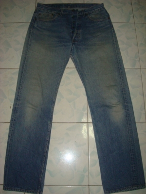 # 8854 # ยีนส์ Levi's 501 ผ้าทราย ของแท้ มือสอง เอว 34 ยาว 30 ก้านดำ แป๊กเงิน เนื้อทรายสวย ตะเข็บสวย made in usa