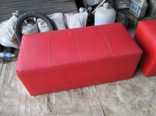 ที่นั่งลูกเต๋ายาว 2 ตัว  แดงๆ  สภาพดีครับ  ขายถูก600บาท