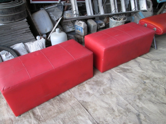 ที่นั่งลูกเต๋ายาว 2 ตัว  แดงๆ  สภาพดีครับ  ขายถูก600บาท