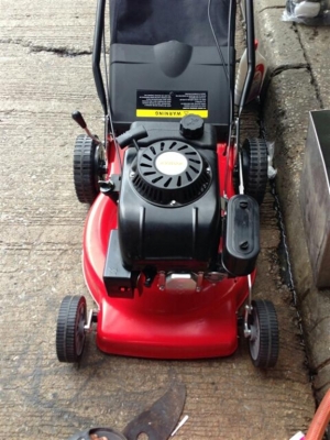 รถตัดหญ้าของใหม่ มีเกียร์เดินหน้า 2 เกียร์ มีกล่องเก็บ เครื่องยนต์ 4 จังหวะ ของจีน ใช้ดีมากครับ