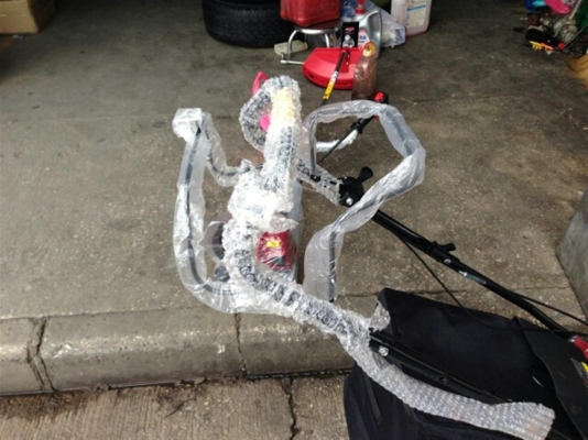 รถตัดหญ้าของใหม่ มีเกียร์เดินหน้า 2 เกียร์ มีกล่องเก็บ เครื่องยนต์ 4 จังหวะ ของจีน ใช้ดีมากครับ