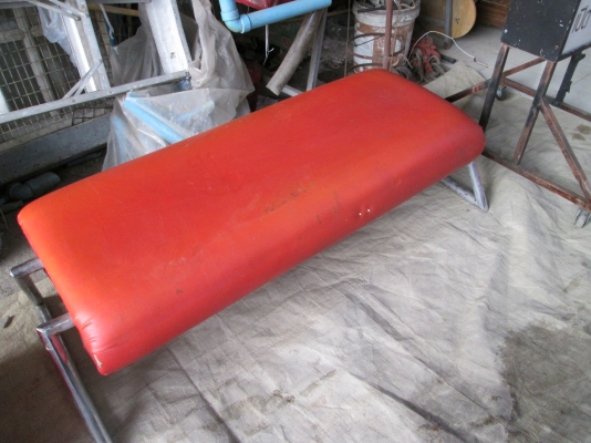 ม้านั่งแดงๆๆแข็งแรงดี   ขายถูกๆๆ800บาท  สภาพสวยครับ