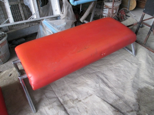 ม้านั่งแดงๆๆแข็งแรงดี   ขายถูกๆๆ800บาท  สภาพสวยครับ