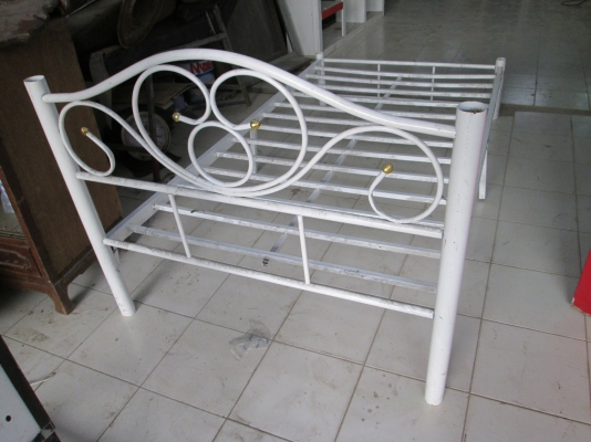 เตียงเหล็ก   แข็งแรง    พร้อมใช้ขายครับ  800บาท โทรฯเลยครับ
