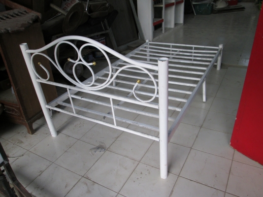 เตียงเหล็ก   แข็งแรง    พร้อมใช้ขายครับ  800บาท โทรฯเลยครับ