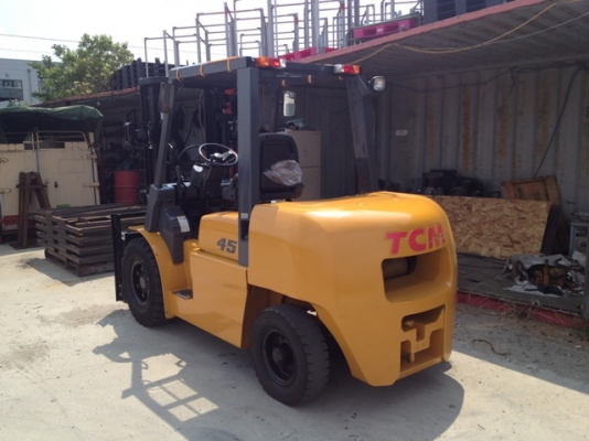 รถยกยี่ห้อ TCM 4.5 ตัน เครื่องดีเซลพร้อมฟลูฟรีเข้าตู้ได้จากญี่ปุ่น