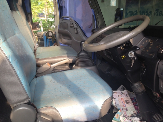 6ล้อIsuzu NQR ตู้บรรทุก