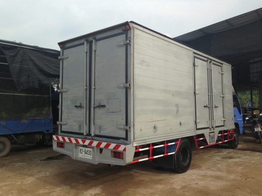 6ล้อIsuzu NQR ตู้บรรทุก