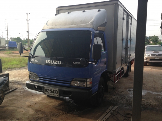 6ล้อIsuzu NQR ตู้บรรทุก