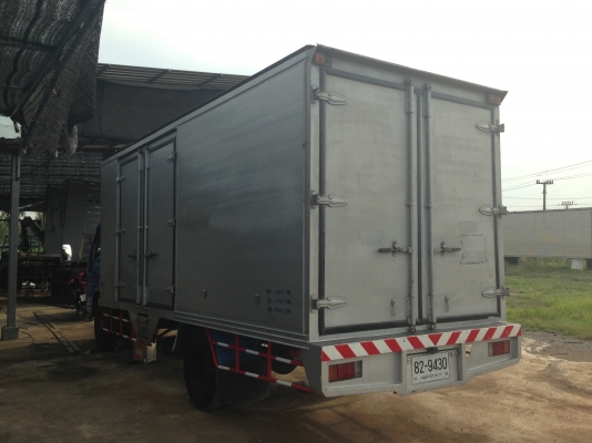 6ล้อIsuzu NQR ตู้บรรทุก