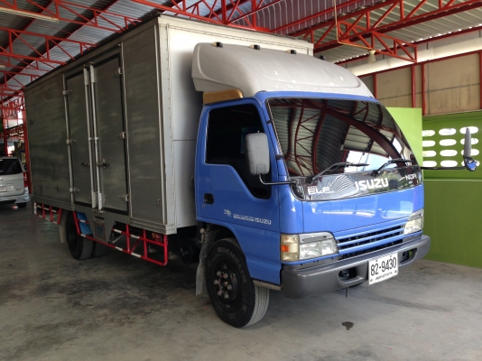 6ล้อIsuzu NQR ตู้บรรทุก