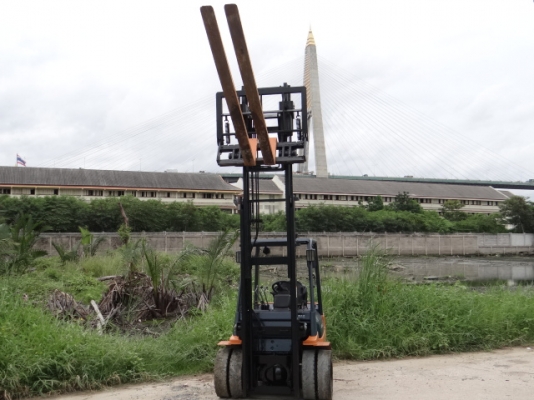 รถยกยี่ห้อ toyota ขนาด 2.5 ตัน เครื่องดีเซล เสา 4.5 ม. นำเข้า