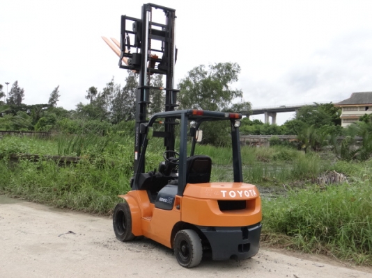 รถยกยี่ห้อ toyota ขนาด 2.5 ตัน เครื่องดีเซล เสา 4.5 ม. นำเข้า
