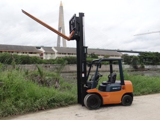 รถยกยี่ห้อ toyota ขนาด 2.5 ตัน เครื่องดีเซล เสา 4.5 ม. นำเข้า