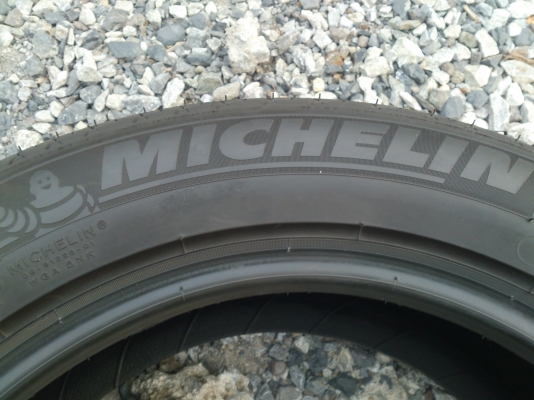 ขายยาง MICHELIN PRIMACY 215/55R16 ยางสัปดาห์ท่ี่22ปี12 สภาพยาง90\%ดอกลึกนิ่มสะพานยางยังอยู่ดอกยางเท่ากัน (ไม่มีปะ) จำนวน 4 เส้น