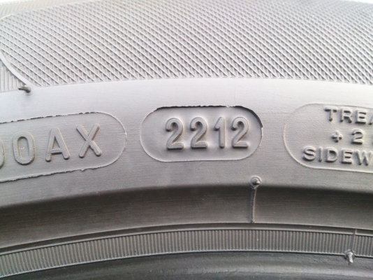 ขายยาง MICHELIN PRIMACY 215/55R16 ยางสัปดาห์ท่ี่22ปี12 สภาพยาง90\%ดอกลึกนิ่มสะพานยางยังอยู่ดอกยางเท่ากัน (ไม่มีปะ) จำนวน 4 เส้น