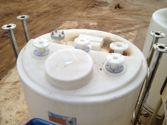 ขายถังน้ำพลาสติก 2,000 ลิตร พร้อมขาสแตนเลส สวยมาก