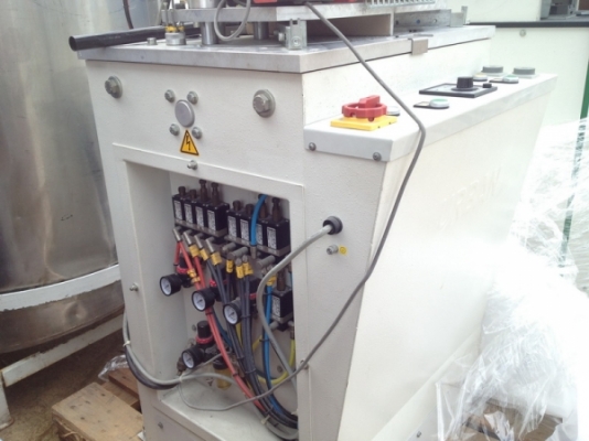 ขายเครื่องเชื่อมพลาสติก จากเยอรมัน ของใช้งานได้ดีมาก สภาพสวย ขายเครื่องเชื่อมพลาสติก จากเยอรมัน ของใช้งานได้ดีมาก สภาพสวย