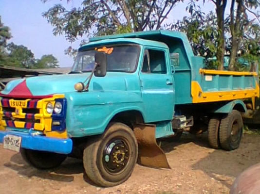 ISUZU TX 135 HP DA 6 สูบ รถหัวยาวหกล้อดั๊มพ์ เครื่องแน่นแรงดีมากไม่มีเยิ้ม กระบะดั๊มพ์เหล็ก 6 ตันยาว 3.80 เมตรสภาพสวยสีสันดีทั้งพื้นทั้งฝาข้างไม่มีผุ หัวเก๋งประตูเหล็กอย่างดีไม่มีผุภายในคอนโทรลครบ ช่วงล่างคัชซีสวยไม่มีบวมไม่มีดาม ยาง 9.00 ขอบ 20 พร้อมบรรท