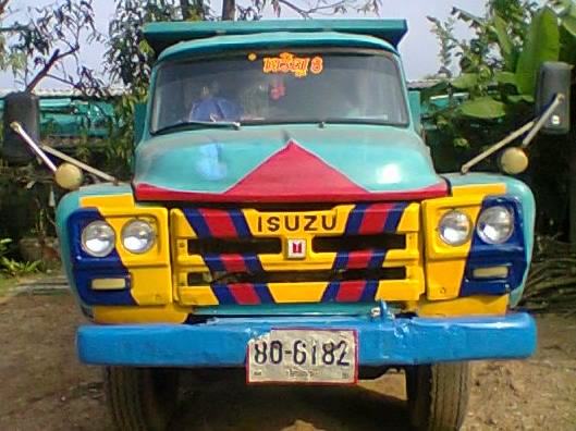 ISUZU TX 135 HP DA 6 สูบ รถหัวยาวหกล้อดั๊มพ์ เครื่องแน่นแรงดีมากไม่มีเยิ้ม กระบะดั๊มพ์เหล็ก 6 ตันยาว 3.80 เมตรสภาพสวยสีสันดีทั้งพื้นทั้งฝาข้างไม่มีผุ หัวเก๋งประตูเหล็กอย่างดีไม่มีผุภายในคอนโทรลครบ ช่วงล่างคัชซีสวยไม่มีบวมไม่มีดาม ยาง 9.00 ขอบ 20 พร้อมบรรท