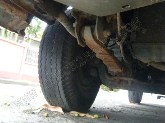 รถบรรทุก 4 ล้อใหญ่ กระบะรั้วเหล็ก ยี่ห้อ ISUZU รุ่น NKR