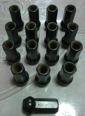 ขายน๊อตล้อW work เกลียว1.5 สภาพดี 16ตัว 1,200-