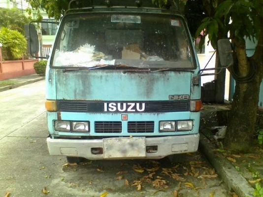 รถอิซูซุ 4  ล้อ  NKR 88  แรงม้า    ( เกียร์สั้น )  สนใจติดต่อ 081 - 079515