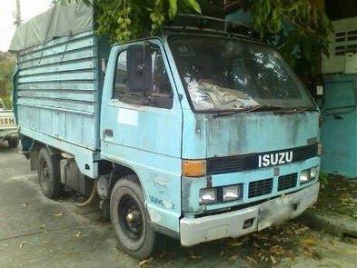 รถอิซูซุ 4  ล้อ  NKR 88  แรงม้า    ( เกียร์สั้น )  สนใจติดต่อ 081 - 079515