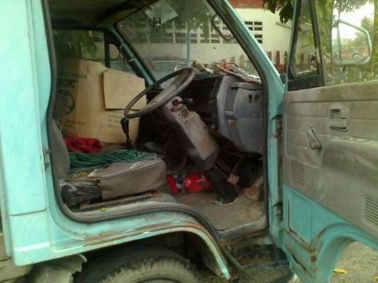 รถอิซูซุ 4  ล้อ  NKR 88  แรงม้า    ( เกียร์สั้น )  สนใจติดต่อ 081 - 079515