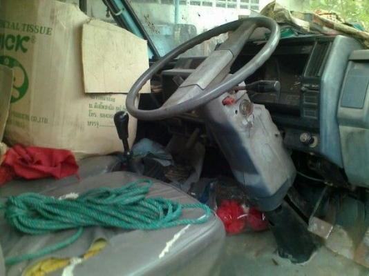 รถอิซูซุ 4  ล้อ  NKR 88  แรงม้า    ( เกียร์สั้น )  สนใจติดต่อ 081 - 079515