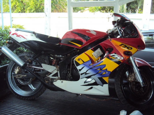 ขายรถฮอนด้า N S R 150มีทะิเบียน สนใจติดต่อสรกฤช 081-8478107