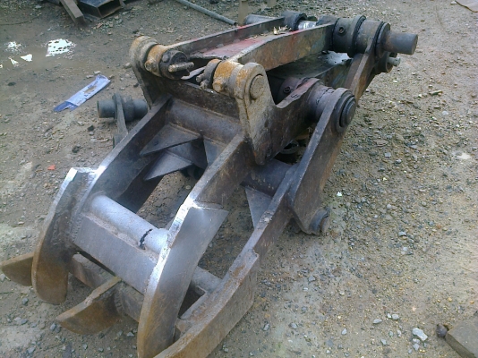 หัวคีบไม้ เหล็ก ถอดจาก แบคโฮ200 ใช้งานได้เลย