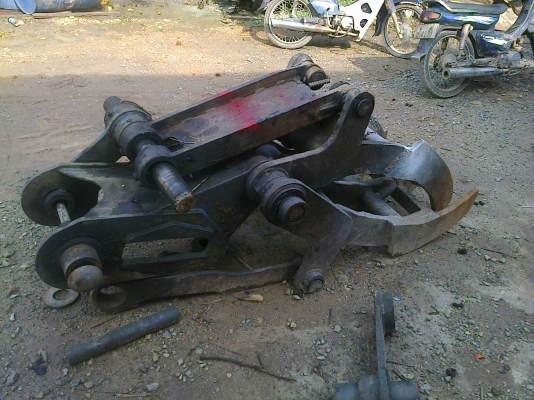 หัวคีบไม้ เหล็ก ถอดจาก แบคโฮ200 ใช้งานได้เลย