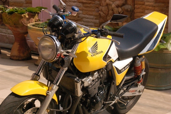 ขอขาย CB400 Y98 Version S สีเหลื่องลาย TEC3 ท่อสูตร SHOTGUN ของแต่งเพียบสภาพสวยๆ