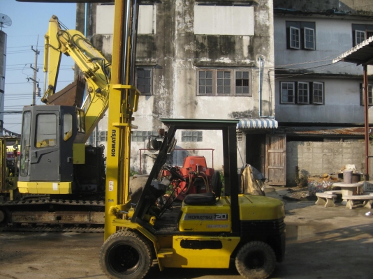 ขายรถยกFORKLIFT KOMATSU FD25-11เครื่องยนต์ดีเชล ล้อคู่ สูง4เมตรมีงาสาม พร้อมใช้งาน