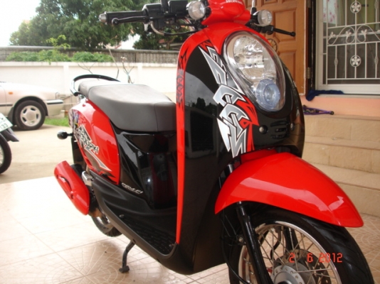 Honda scoopy i รุ่น Active Boy สีแดงดำ สภาพ 98\% สภาพใหม่มาก เครื่องแน่น สภาพเดิม ๆ ไม่มีแต่ง หัวฉีด ประหยัดน้ำมัน สภาพพร้อมใช้ สนใจทดลองขับได้ จัดส่งทั่วประเทศ www.mocycshop19.com