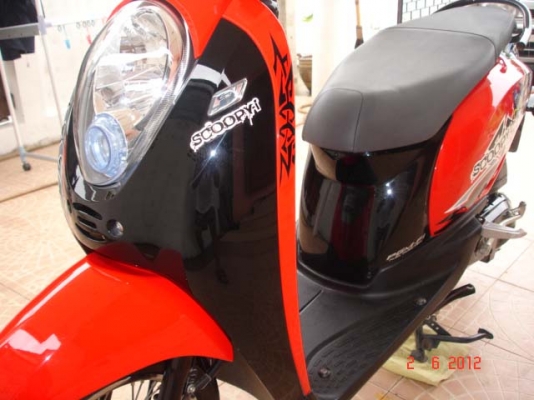 Honda scoopy i รุ่น Active Boy สีแดงดำ สภาพ 98\% สภาพใหม่มาก เครื่องแน่น สภาพเดิม ๆ ไม่มีแต่ง หัวฉีด ประหยัดน้ำมัน สภาพพร้อมใช้ สนใจทดลองขับได้ จัดส่งทั่วประเทศ www.mocycshop19.com