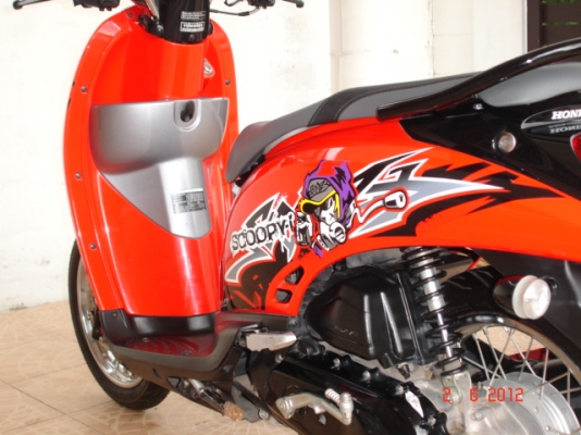 Honda scoopy i รุ่น Active Boy สีแดงดำ สภาพ 98\% สภาพใหม่มาก เครื่องแน่น สภาพเดิม ๆ ไม่มีแต่ง หัวฉีด ประหยัดน้ำมัน สภาพพร้อมใช้ สนใจทดลองขับได้ จัดส่งทั่วประเทศ www.mocycshop19.com