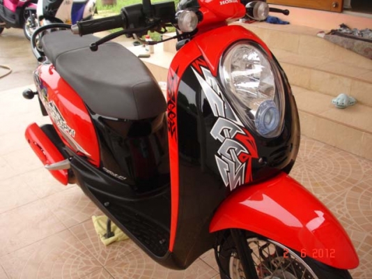 Honda scoopy i รุ่น Active Boy สีแดงดำ สภาพ 98\% สภาพใหม่มาก เครื่องแน่น สภาพเดิม ๆ ไม่มีแต่ง หัวฉีด ประหยัดน้ำมัน สภาพพร้อมใช้ สนใจทดลองขับได้ จัดส่งทั่วประเทศ www.mocycshop19.com