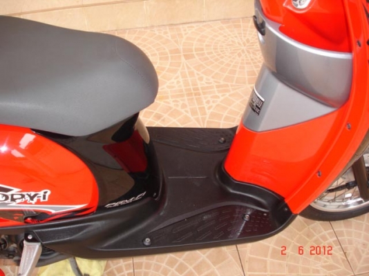 Honda scoopy i รุ่น Active Boy สีแดงดำ สภาพ 98\% สภาพใหม่มาก เครื่องแน่น สภาพเดิม ๆ ไม่มีแต่ง หัวฉีด ประหยัดน้ำมัน สภาพพร้อมใช้ สนใจทดลองขับได้ จัดส่งทั่วประเทศ www.mocycshop19.com