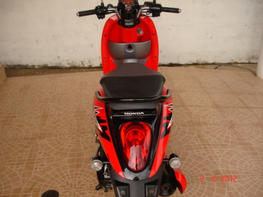 Honda scoopy i รุ่น Active Boy สีแดงดำ สภาพ 98\% สภาพใหม่มาก เครื่องแน่น สภาพเดิม ๆ ไม่มีแต่ง หัวฉีด ประหยัดน้ำมัน สภาพพร้อมใช้ สนใจทดลองขับได้ จัดส่งทั่วประเทศ www.mocycshop19.com