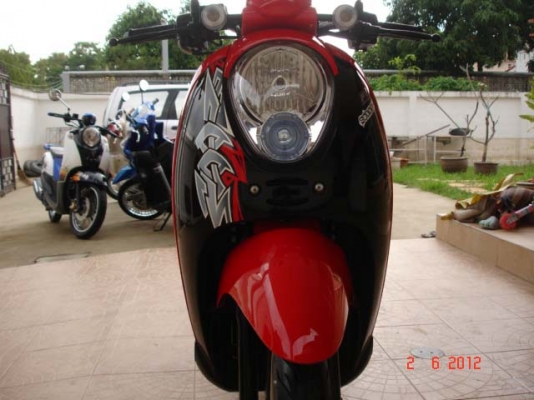 Honda scoopy i รุ่น Active Boy สีแดงดำ สภาพ 98\% สภาพใหม่มาก เครื่องแน่น สภาพเดิม ๆ ไม่มีแต่ง หัวฉีด ประหยัดน้ำมัน สภาพพร้อมใช้ สนใจทดลองขับได้ จัดส่งทั่วประเทศ www.mocycshop19.com