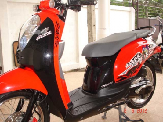 Honda scoopy i รุ่น Active Boy สีแดงดำ สภาพ 98\% สภาพใหม่มาก เครื่องแน่น สภาพเดิม ๆ ไม่มีแต่ง หัวฉีด ประหยัดน้ำมัน สภาพพร้อมใช้ สนใจทดลองขับได้ จัดส่งทั่วประเทศ www.mocycshop19.com